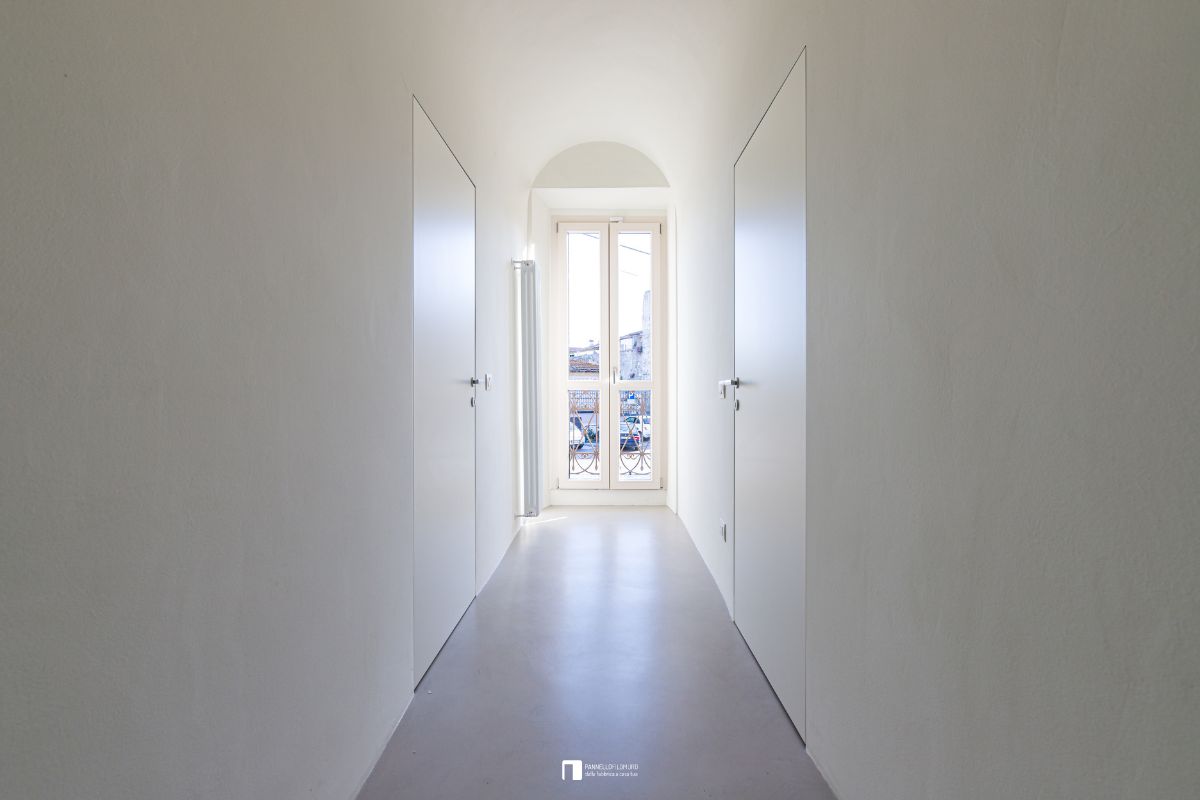 Porta battente filomuro standard, le ante sono dipinte come la parete per il massimo effetto a scomparsa
