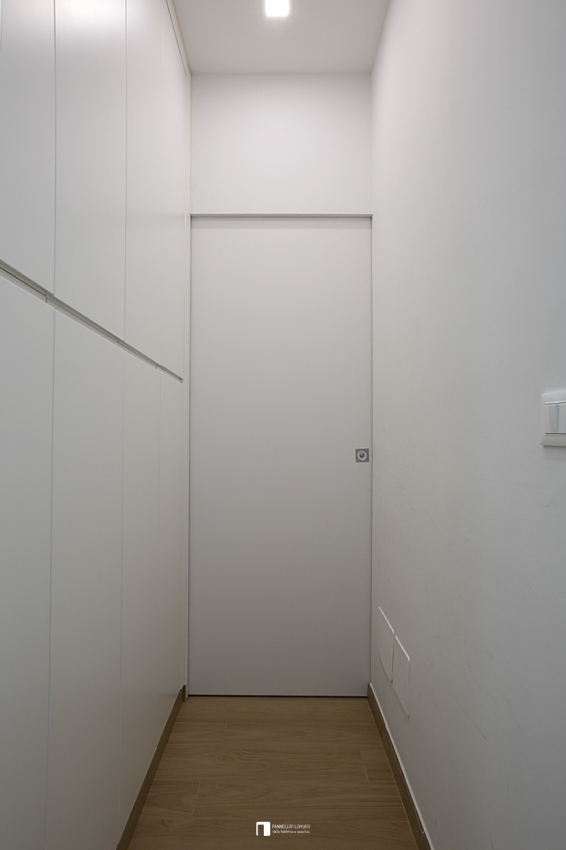 Porta scorrevole filomuro standard in corridoio