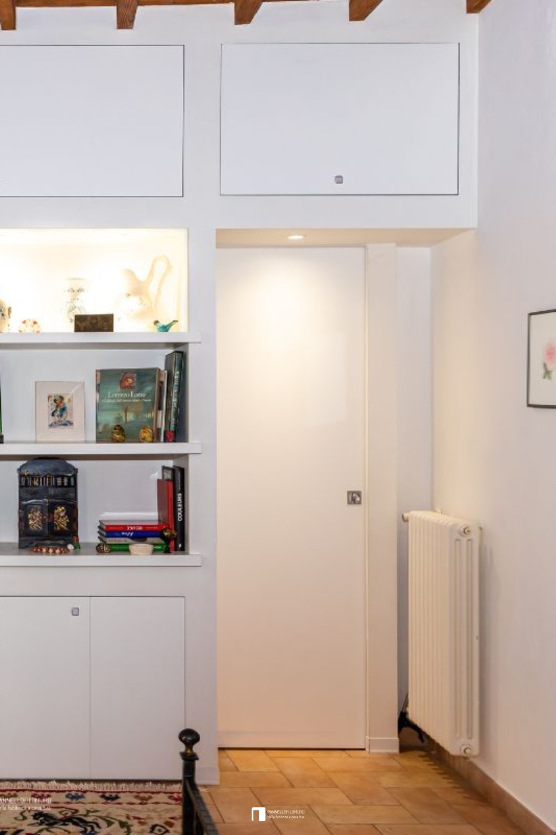 Scorrevole interno muro con parete attrezzata libreria